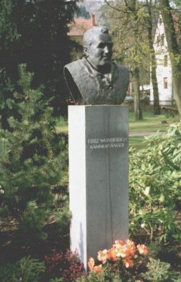 Statue mit Büste von Fritz Wunderlich