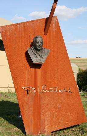 Skulptur vor Fritz Wunderlich Halle mit Büste